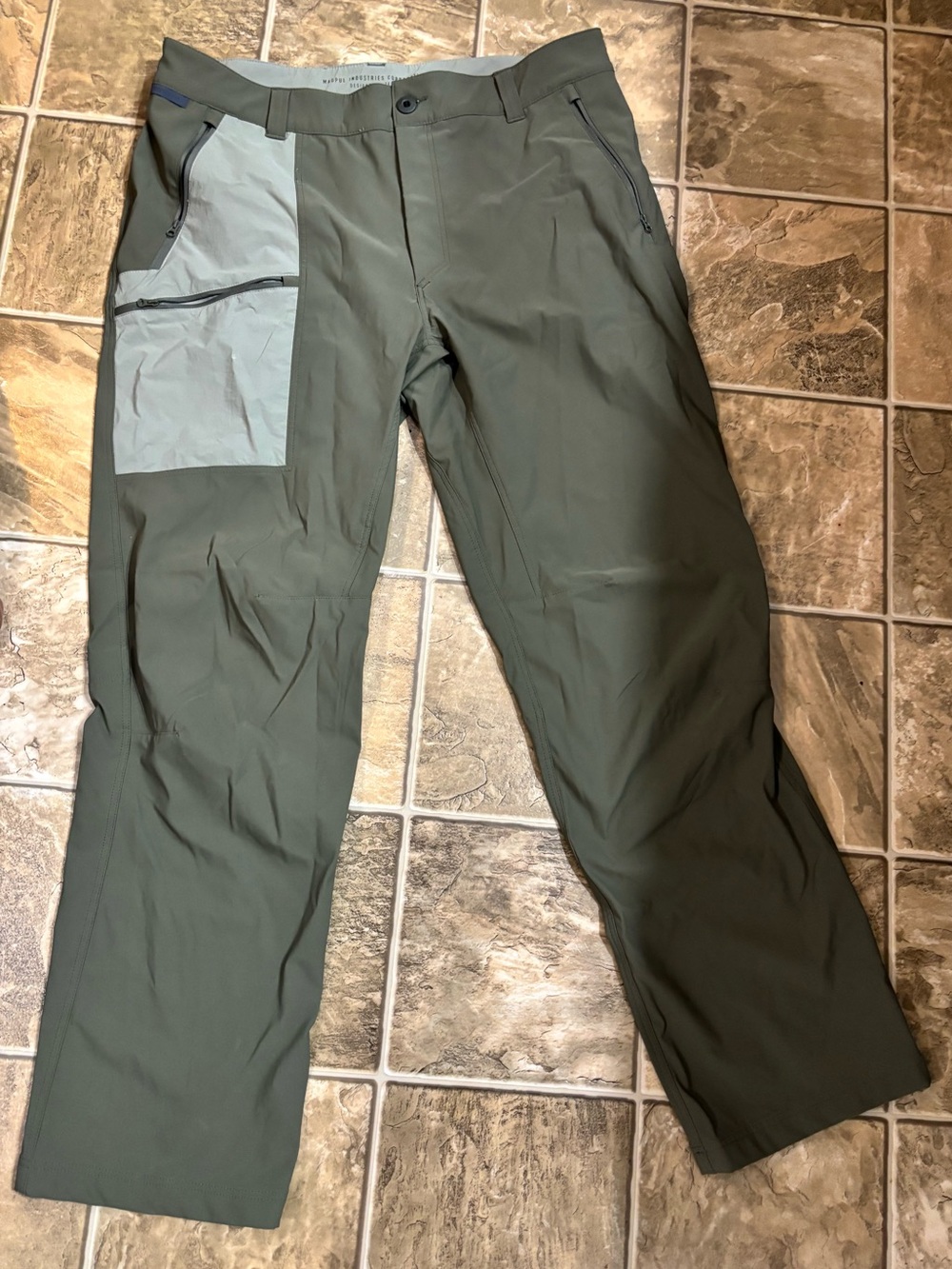 Men's Olive Green Cargo Pants with Light Gray Pocket Panel